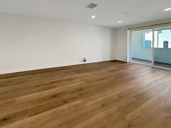 Foto del edificio - Luxury 4Bd/3.5Ba Smart Home in Gated Lake ...