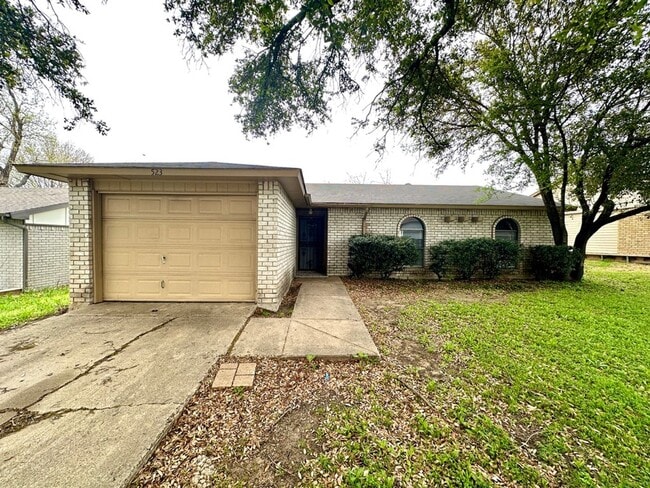 Building Photo - Charming Home With Large Back Yard!