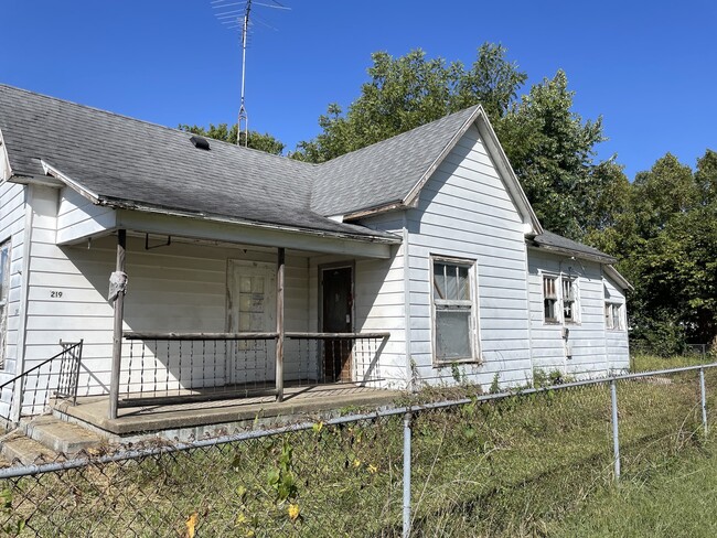 Building Photo - 219 Pine St