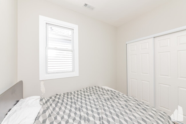 Building Photo - 2932 N Avers Ave