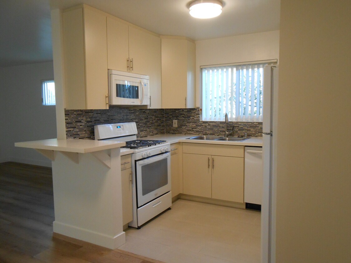 Primary Photo - 536 N Sweetzer Ave
