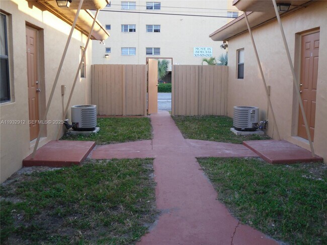 Foto del edificio - 1675 NE 150th St