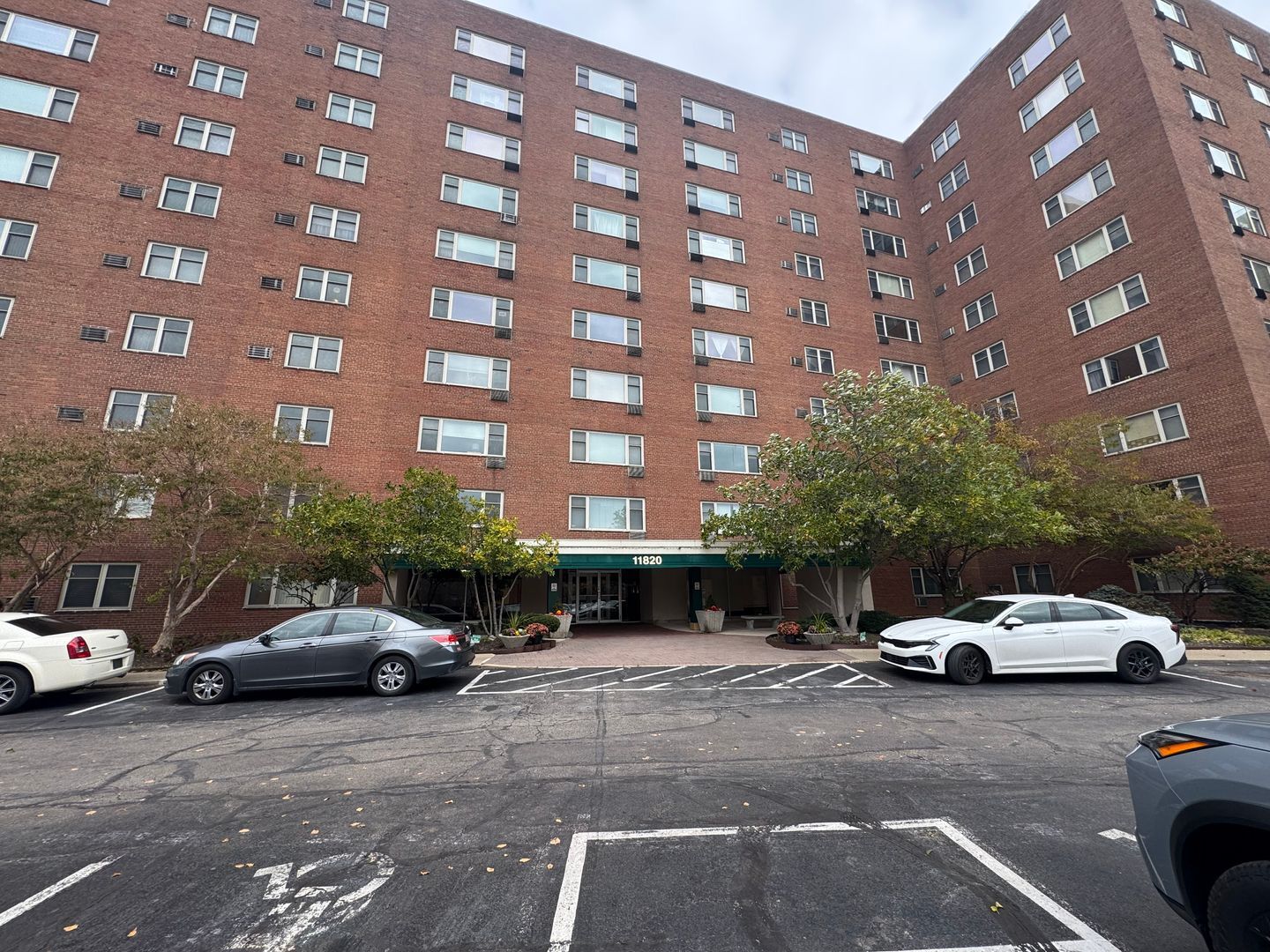 11820 Edgewater Dr Lakewood, OH 44107 – photo 1