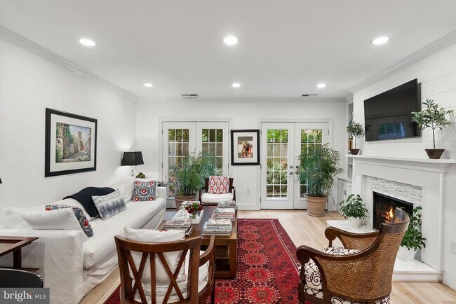 Foto del edificio - 3209 Sutton Pl NW