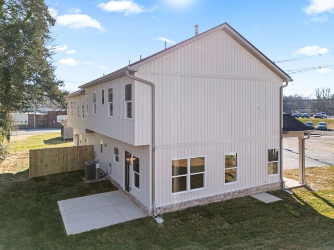 Building Photo - 313 W Broad St