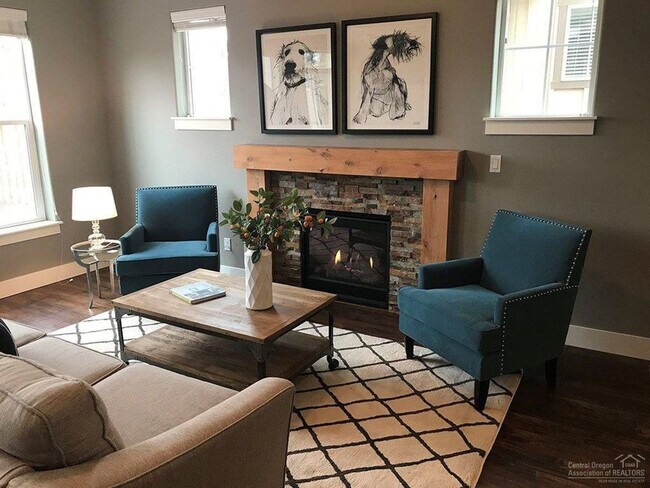 Building Photo - 3 Bedroom + Flex Space in Central Location - Close to Old Mill!
