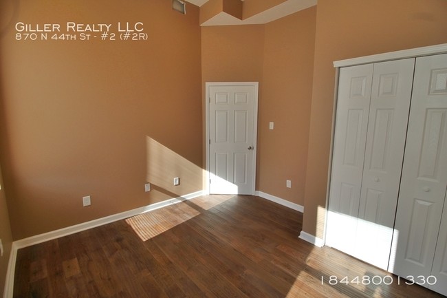 Building Photo - Huge beautifully rehabbed Apartment!