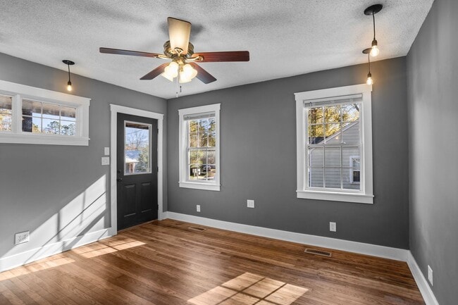 Foto del edificio - 1 Bedroom 1 Bath Duplex in the Heart of Auburn