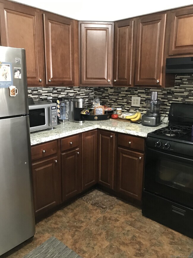 130 Cottonwood Rd Unit 130, Newington, CT 06111 Condo for Rent in