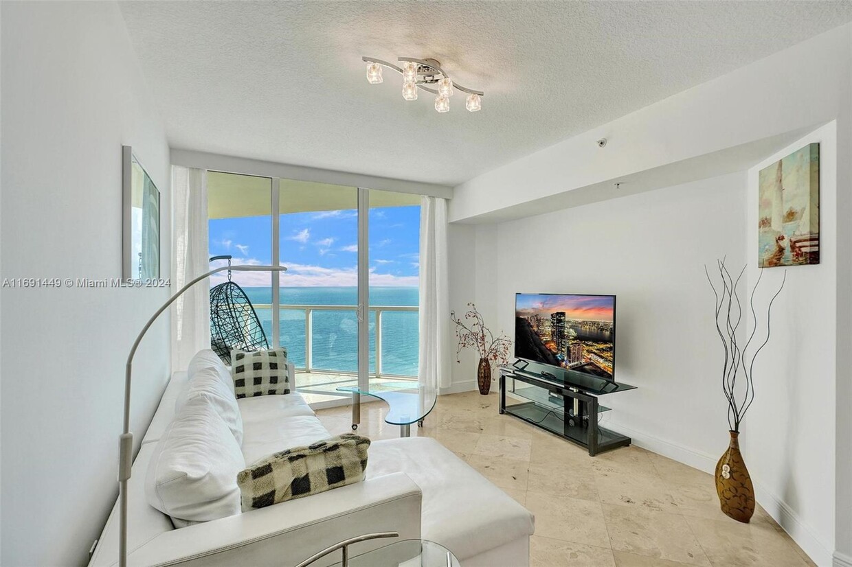 Foto principal - 16699 Collins Ave