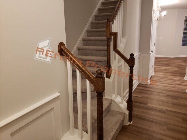 Building Photo - Beautiful 3 Bedrooms 1-Car Garage End Unit Townhouse, Available Now!