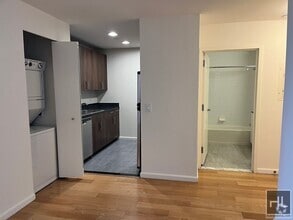 Building Photo - In Unit Washer & Dryer, 3 large bedrooms, ...