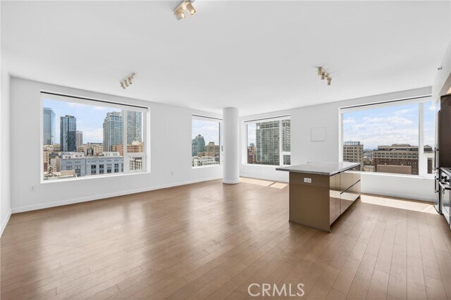 Foto del edificio - 1050 S Grand Ave