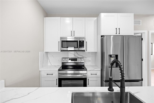 Building Photo - 630 NE 166th St