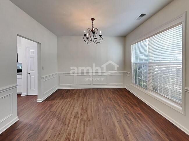 Foto del edificio - 119 Riding Trail Rd