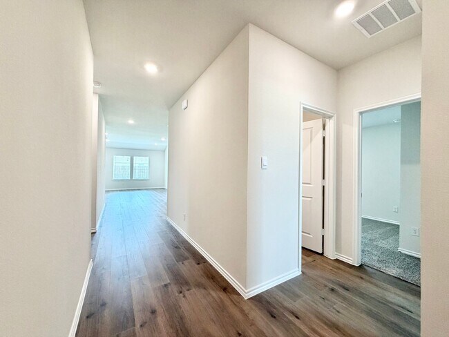 Building Photo - 1116 Riverbrook Ln
