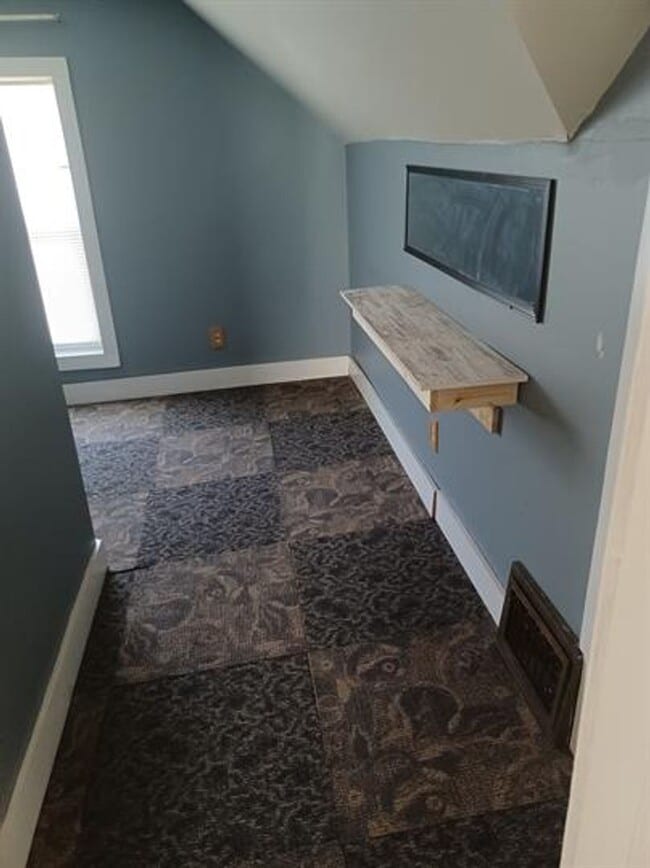 Building Photo - House Available for Rent