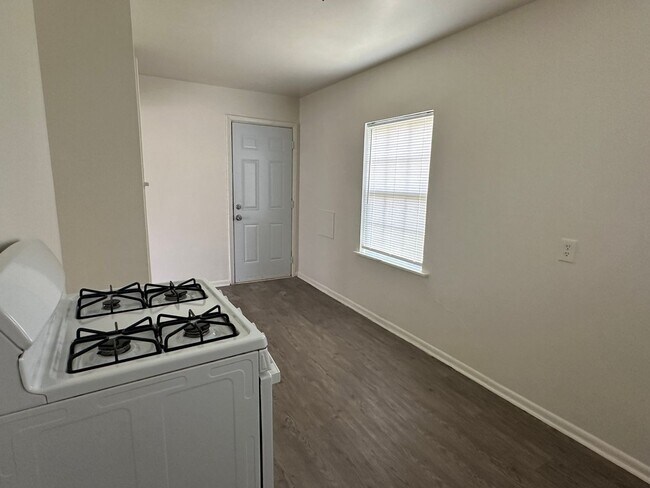 Foto del edificio - 4 Bedroom/1 Bath