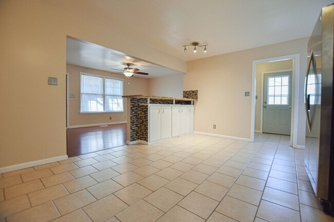Building Photo - Three Bedroom with Fenced Yard!