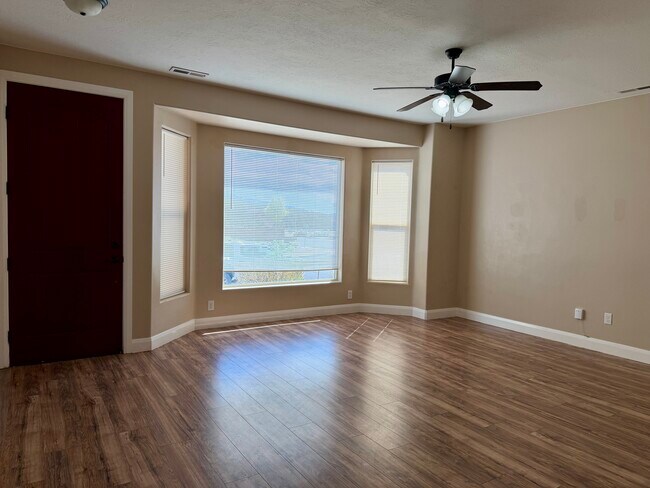 sala de estar de la planta principal - 1414 W 1650 S