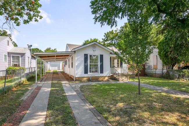 Building Photo - REMODELED COTTAGE!