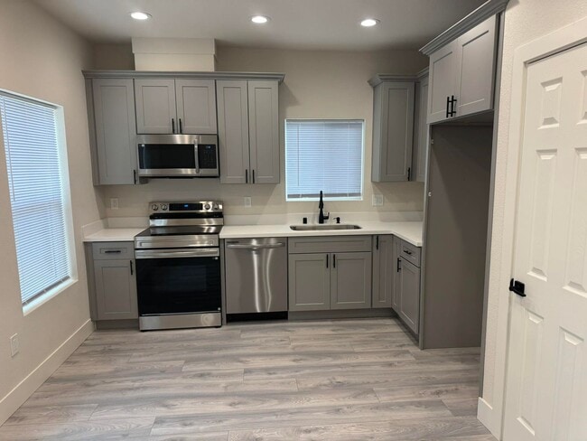 Building Photo - 616 Mormon St