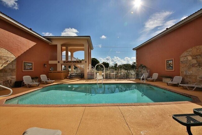Foto del edificio - Santa Barbara Villas - Move in Special