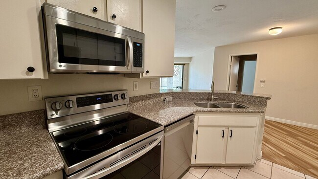 Building Photo - Spacious 2 Bdrm, 2 Bath Condo with 2 car g...