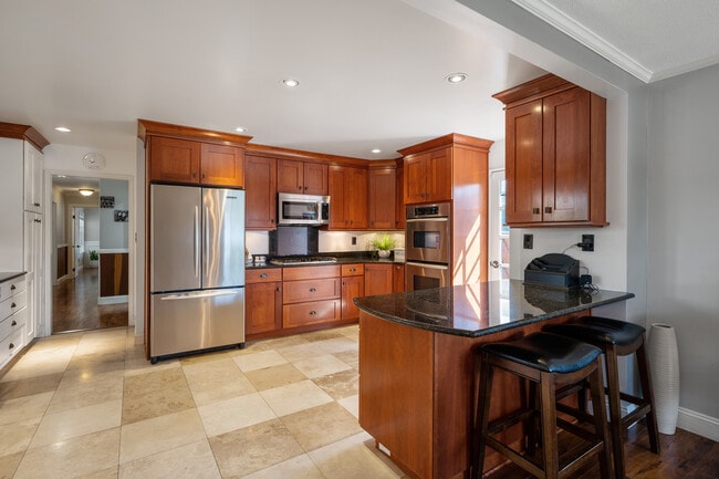 Building Photo - 1042 Madison Ave