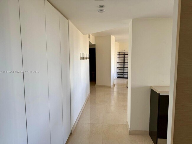 Foto del edificio - 1000 E Island Blvd