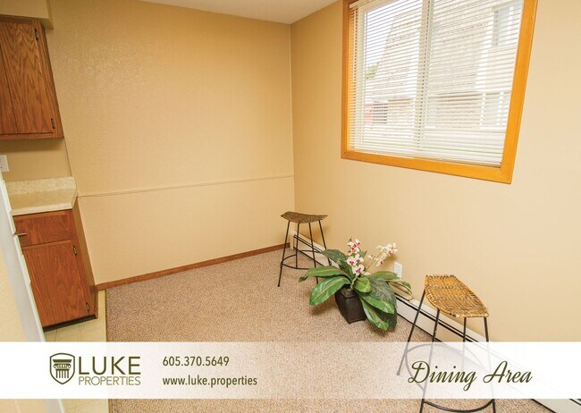 Building Photo - 2 bedroom apartment with attached garage