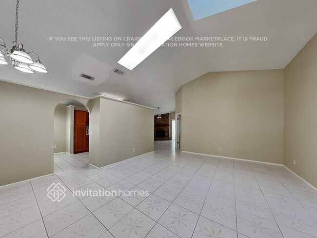 Foto del edificio - 1369 Tindaro Dr