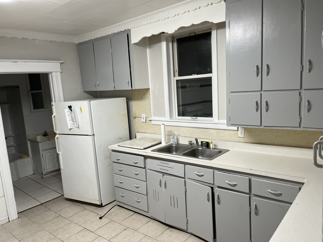 Kitchen - 1090 Norton St