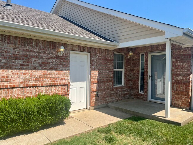 Building Photo - Charming 3 Bed 2 Bath Duplex! Close to OU!!