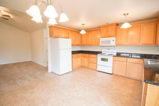 Foto del edificio - Cute, clean 2 bedroom upstairs apartment with balcony.