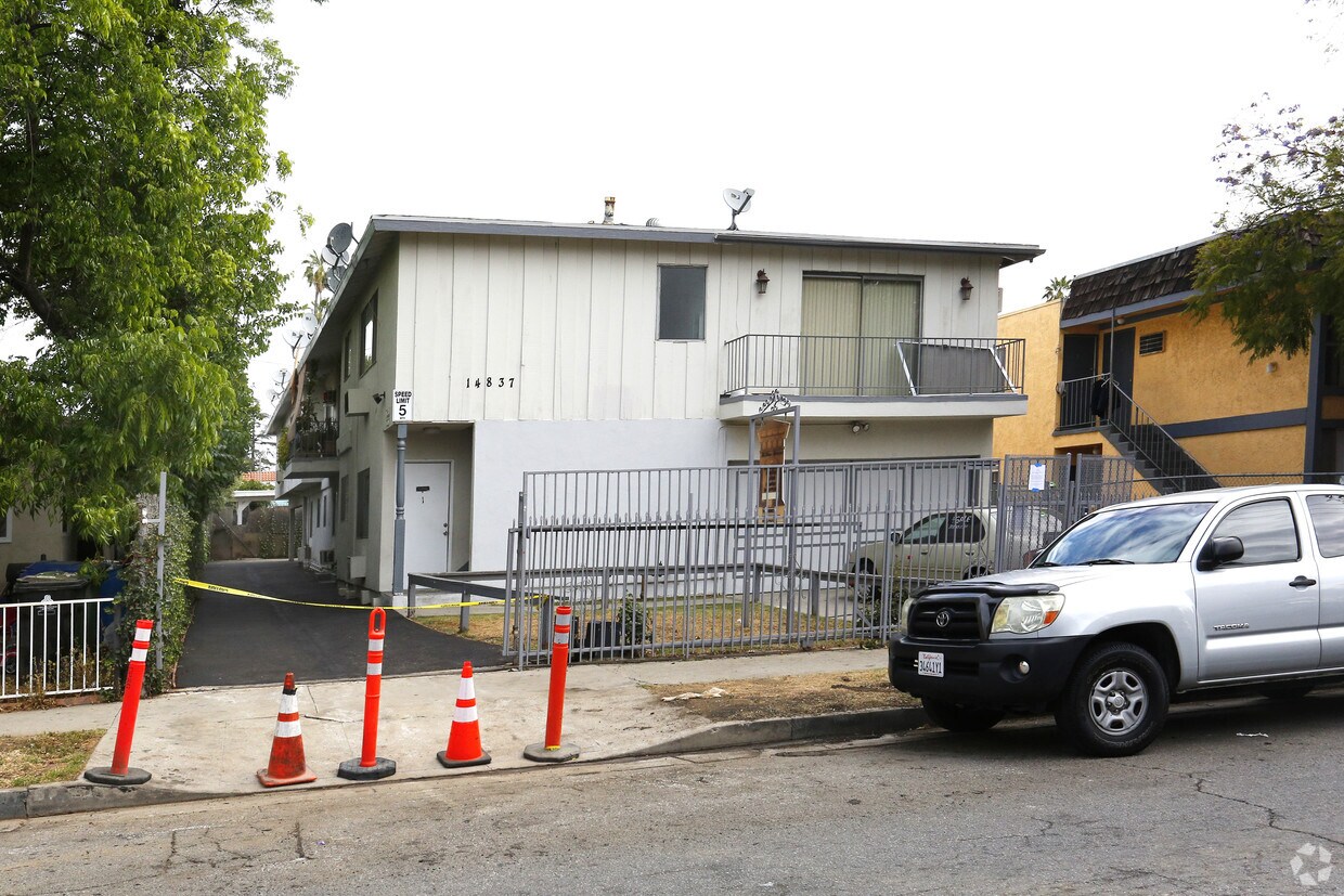 Primary Photo - 14837 Delano St