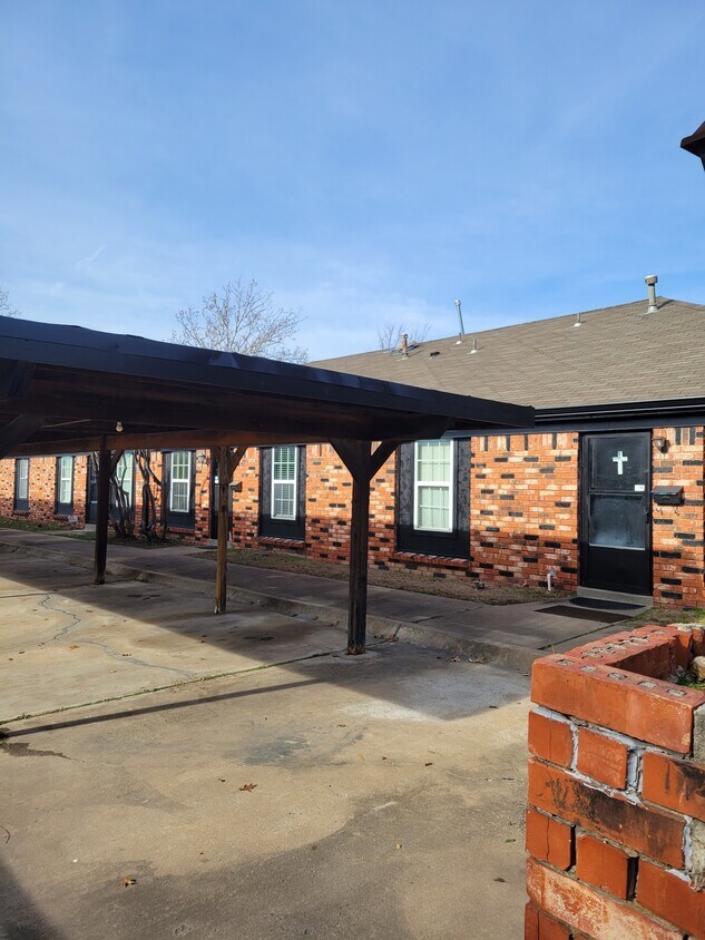 Covered parking w/ lighting. 2 vehicles per unit. - 4730 S Fulton Ave