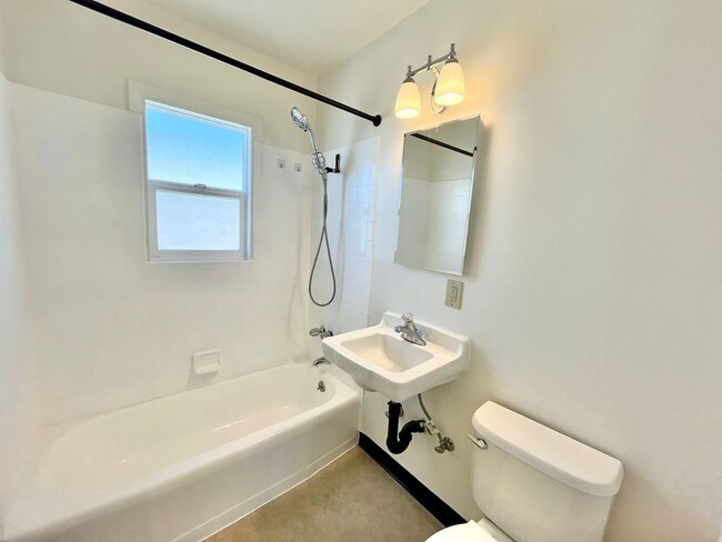 Foto del edificio - 4626-4630 Newport Ave