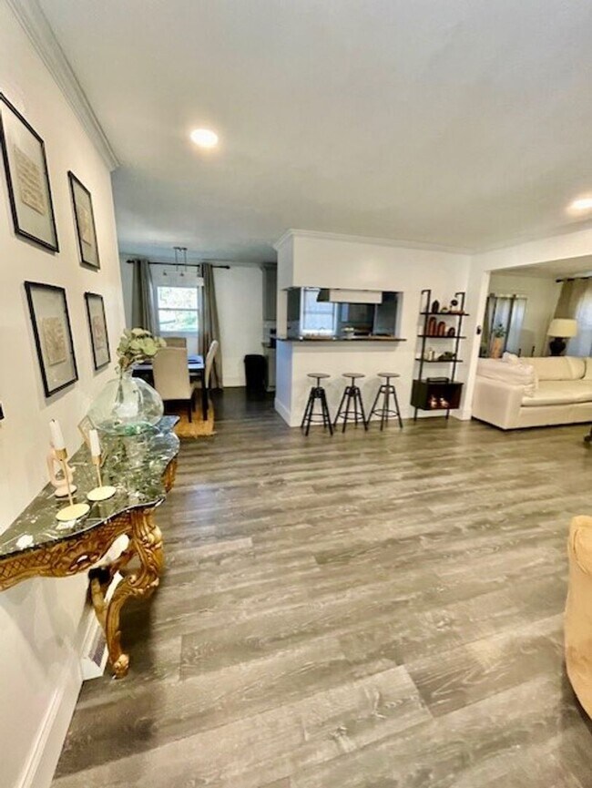 Building Photo - Make this a must see fully renovated 3 bed...