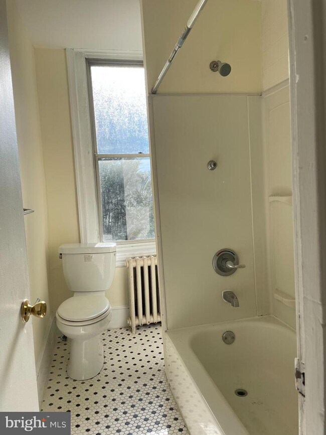 Building Photo - 516 W Queen Ln