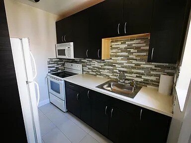 Foto del edificio - $2,650 11105-07 NE 9th Ave #11105