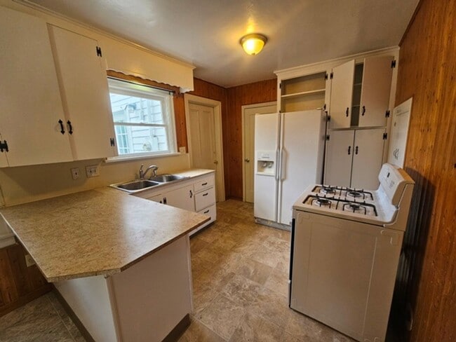 Foto del edificio - 4Bd/2Ba Two Story House-For Viewing!