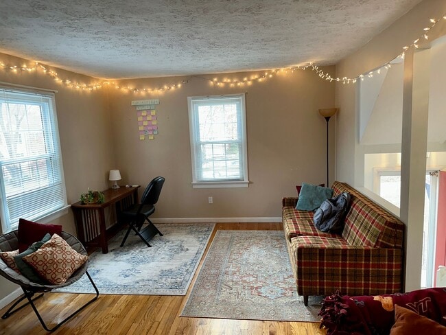 Foto del edificio - Spacious Corner Town Home With Large Yard