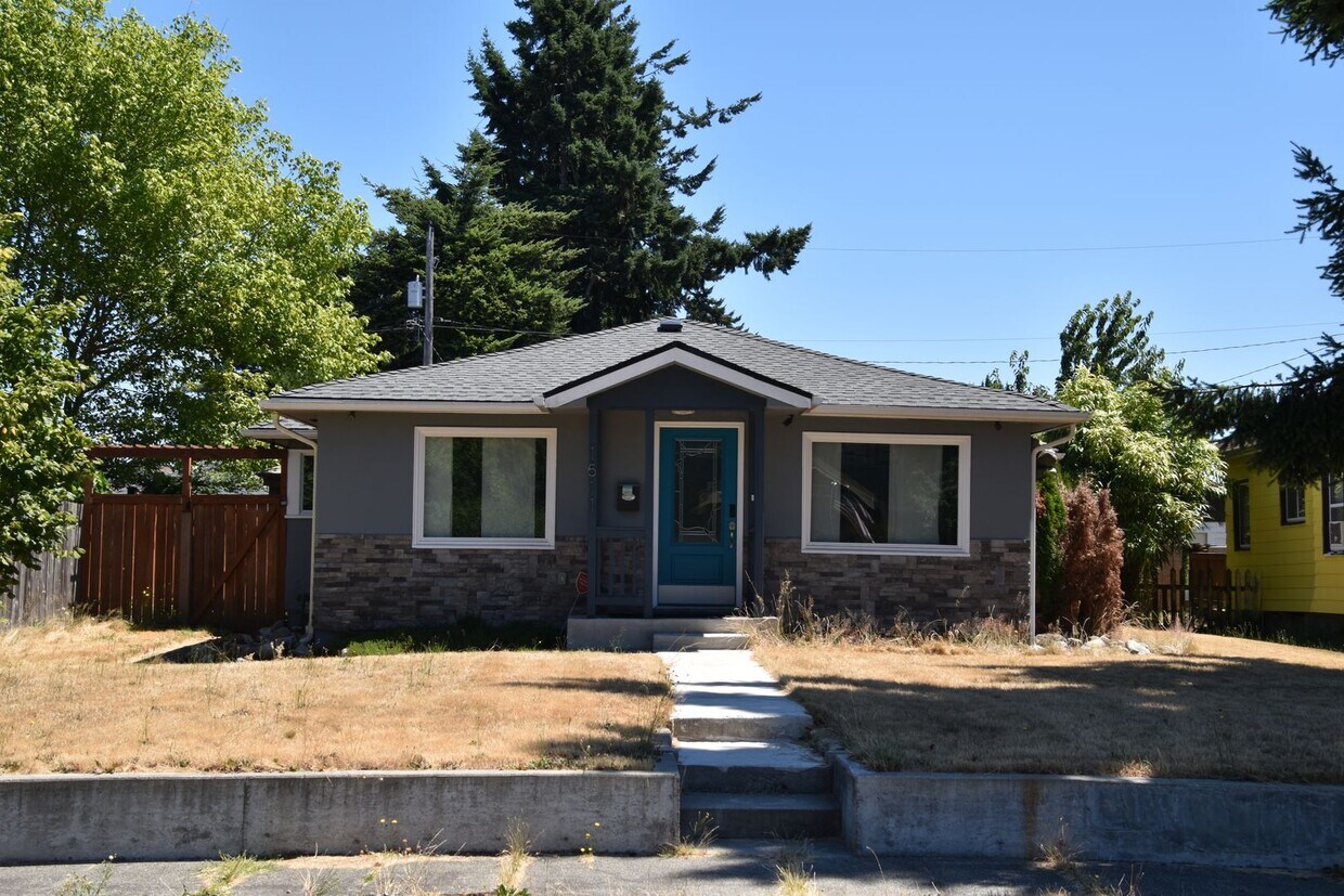 Primary Photo - 3 Bedroom 2 Bath Updated Rambler with Cove...