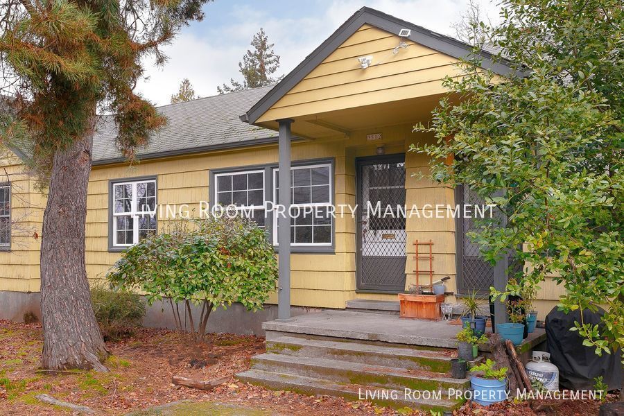 Primary Photo - Charming 1BR Across from Powell Park w/Off...