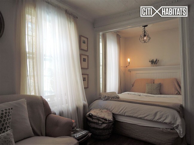 Building Photo - 32 Jane St