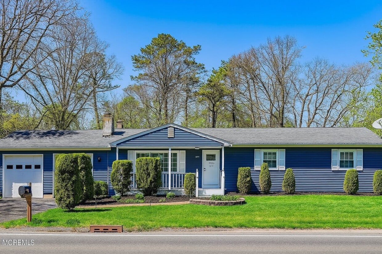 Primary Photo - Charming & Cozy Ranch with Spacious Backya...