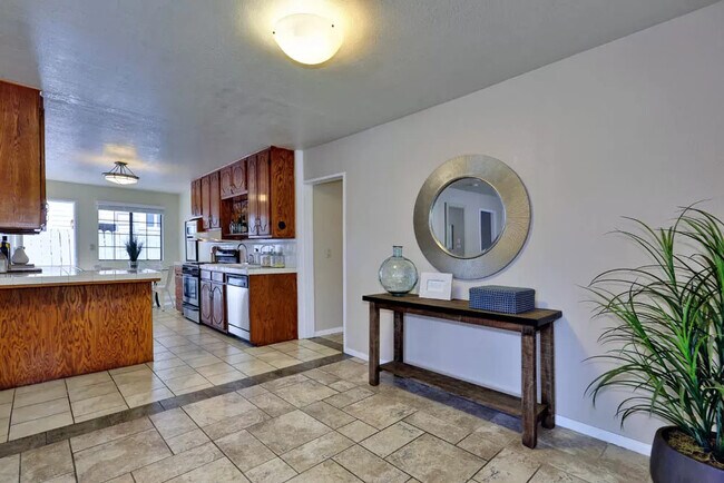 Building Photo - 3329 Sherbourne Dr