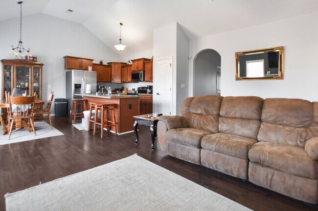 Building Photo - Pet Friendly Three Bedroom with Bonus!