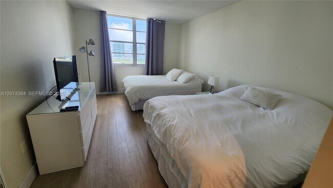 Foto del edificio - 500 Bayview Dr